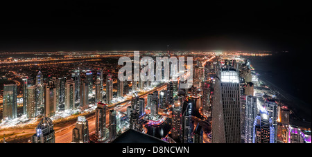 Panoramablick auf Dubai Marina bei Nacht, Dubai, Vereinigte Arabische Emirate Stockfoto