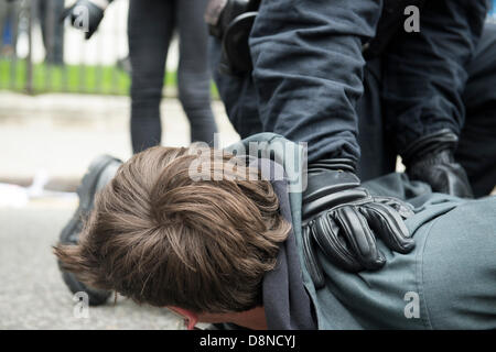 Die Polizei nimmt Action und Verhaftung Demonstranten, die Verweigerung der rechtsextremen British National Party lassen Fans in central London, UK marschieren Stockfoto