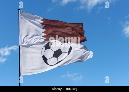 Katar Nationalflagge und eine Fußball-Fahne Stockfoto
