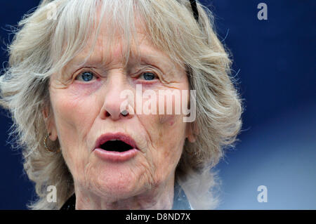 Virginia McKenna (Schauspielerin und Gründer der Born Free Foundation) sprechen gegen die vorgeschlagene Dachs Keulung - nationale März gegen the Badger zu Keulen, Samstag, 1. Juni 2013, durch die Tate Modern Gallery. Stockfoto