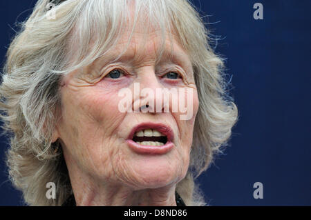 Virginia McKenna (Schauspielerin und Gründer der Born Free Foundation) sprechen gegen die vorgeschlagene Dachs Keulung - nationale März gegen the Badger zu Keulen, Samstag, 1. Juni 2013, durch die Tate Modern Gallery. Stockfoto