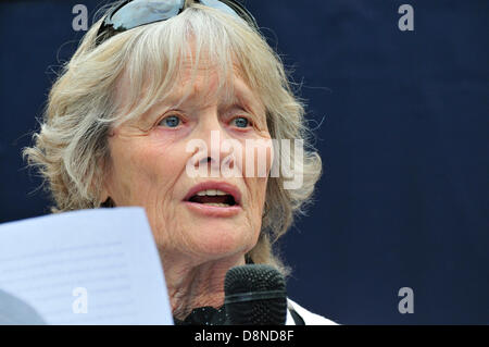 Virginia McKenna (Schauspielerin und Gründer der Born Free Foundation) sprechen gegen die vorgeschlagene Dachs Keulung - nationale März gegen the Badger zu Keulen, Samstag, 1. Juni 2013, durch die Tate Modern Gallery. Stockfoto