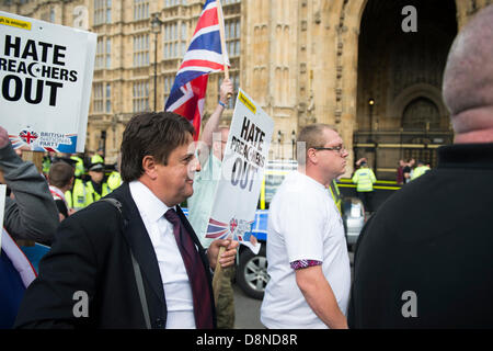 Whitehall, London, UK. 1. Juni 2013. Die BNP war berechtigt vom Old Palace Yard in Westminster nach Whitehall März gegeben worden. Nur eine kleine Anzahl von BNP waren ebenfalls anwesend, dies aber ein großes Kontingent der antifaschistische Demonstranten blockiert sie in Old Palace Yard und sie waren nicht in der Lage, zu marschieren. Nick Griffin der BNP-Führer befasst sich mit seinen Anhängern Stockfoto