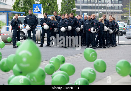 Wolfsburg, Deutschland. 1. Juni 2013. Luftballons mit Inschriften "Nazis? Nein Danke "liegen vor Polizisten auf der Straße in Wolfsburg, Deutschland, 1. Juni 2013. Polizei erwartet 500 bis 700 Teilnehmer in der Neonazi-Demo heute. Foto: PETER STEFFEN/Dpa/Alamy Live News Stockfoto