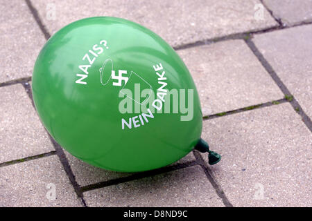 Wolfsburg, Deutschland. 1. Juni 2013. Ballon mit der Aufschrift "Nazis? Nein Danke "liegt auf der Straße in Wolfsburg, Deutschland, 1. Juni 2013. Polizei erwartet 500 bis 700 Teilnehmer in der Neonazi-Demo heute. Foto: PETER STEFFEN/Dpa/Alamy Live News Stockfoto