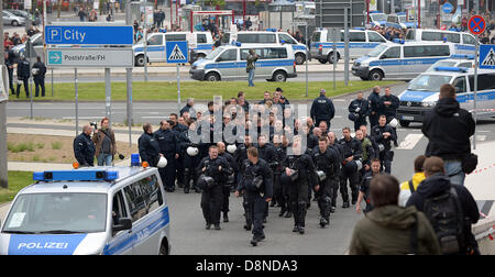 Wolfsburg, Deutschland. 1. Juni 2013. Polizisten bereiten für die Neonazi-Demonstration in Wolfsburg, Deutschland, 1. Juni 2013. Polizei erwartet 500 bis 700 Teilnehmer in der Neonazi-Demo heute. Foto: PETER STEFFEN/Dpa/Alamy Live News Stockfoto