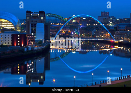 Eine Dämmerung Ansicht von Newcastle und Gateshead Kai mit Reflexionen in den Fluss Tyne mit Blick auf die Tyne Bridge Stockfoto