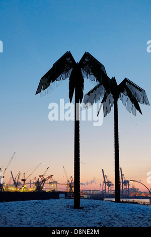 Stahl Palmen gegen blauen Himmel am Park Fiction, St. Pauli, Hamburg, Deutschland, Europa Stockfoto