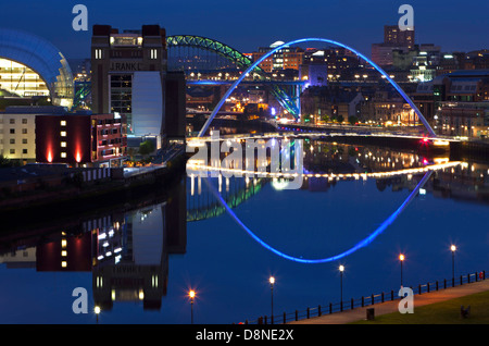 Einen Blick in der Abenddämmerung von Newcastle und Gateshead Kai mit Reflexionen in den Fluss Tyne von flussabwärts gesehen Stockfoto