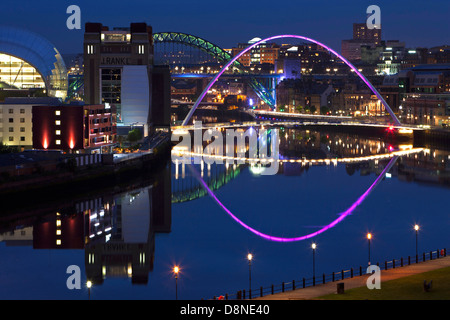 Einen Blick in der Abenddämmerung von Newcastle und Gateshead Kai mit Reflexionen in den Fluss Tyne von flussabwärts gesehen Stockfoto