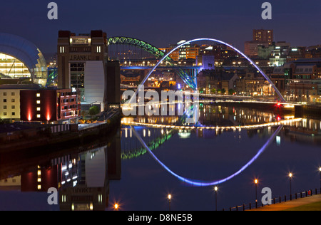 Einen Blick in der Abenddämmerung von Newcastle und Gateshead Kai mit Reflexionen in den Fluss Tyne von flussabwärts gesehen Stockfoto