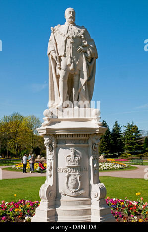 Statue von Edward VII. Art Siebter mit Frühlingsblumen in Beacon Park Gardens Lichfield Staffordshire England Stockfoto