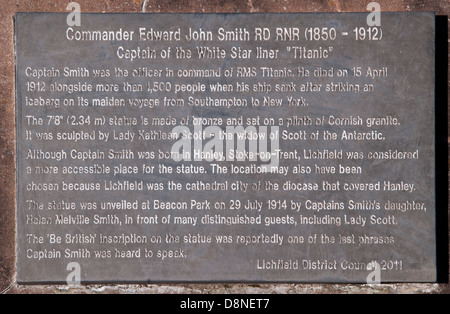 Gedenktafel an der Statue von Commander Edward John Smith Kapitän der Titanic in Beacon Park Gardens Lichfield Staffordshire England Stockfoto