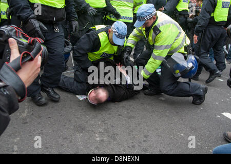 London, UK. 1. Juni 2013. Polizei verhaftet ein Demonstrant, wie eine beabsichtigte BNP Marsch zum Ehrenmal durch antifaschistische Credit gestört wird: Paul Davey/Alamy Live News Stockfoto