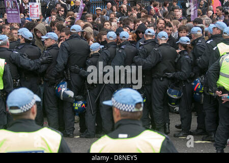 London, UK. 1. Juni 2013. Polizei erstellt eine feste Wand des Personals zu verhindern, dass Antifaschisten Erstürmung einer kleinen BNP Kundgebung vor dem Parlament. Bildnachweis: Paul Davey/Alamy Live-Nachrichten Stockfoto