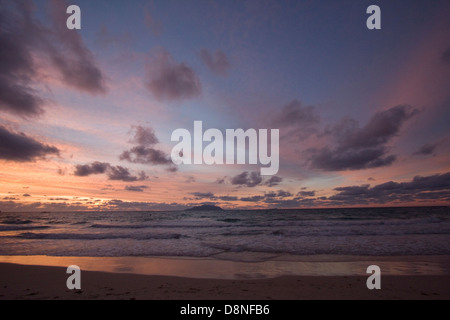 Sonnenuntergang über einem wunderschönen Strand in Mahe, Seychellen. Stockfoto