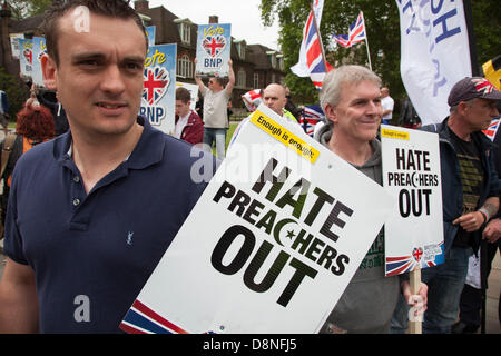 British National Party BNP versammeln, um gegen Hass-Prediger zu protestieren. Sie wurden daran gehindert, durch Demonstranten marschieren. London. Stockfoto