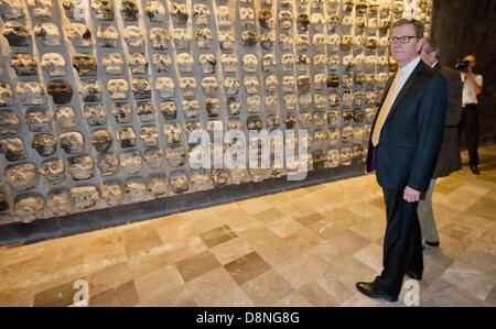 Bundesaußenminister Guido Westerwelle (FDP) Duldung bin 01.06.2013 in Mexiko Stadt, Mexiko, Aztekische Relikte Im Museum Templo Mayor. Westerwelle Befindet Sich Auf Einer Sechstägigen Reise Nach Kanada, Mexiko Und in Die USA. Foto: Tim Brakemeier/dpa Stockfoto