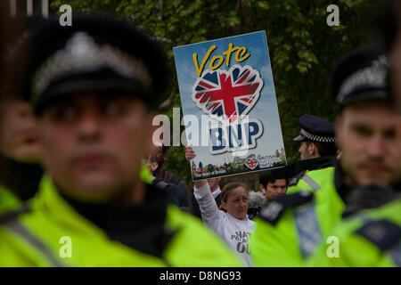 London, UK. 1. Juni 2013.  Es war eine kleine Gruppe auf BNP-Fans, die am Marsch zum Ehrenmal auf Whitehall bestimmt. Sie hatte untersagt, marschieren in Woolwich. Bildnachweis: Nelson Pereira/Alamy Live News Stockfoto