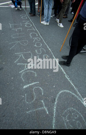 London UK. 1. Juni 2013. Anti-faschistische Demonstranten Bühne eine Kundgebung gegen die Mitglieder der britischen Nationalist Party (BNP), die eine Kundgebung am Palace of Westminster mit einer großen Polizei halten Rivalen Präsenz weiterhin auseinander. Bildnachweis: Amer Ghazzal/Alamy Live-Nachrichten Stockfoto