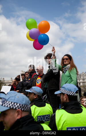 London, UK. 1. Juni 2013.  Antifaschistische Demonstranten sammeln außerhalb des Parlaments zu Protesten und Block einen Marsch durch die British National Party-Anhänger. Bildnachweis: Nelson Pereira/Alamy Live News Stockfoto