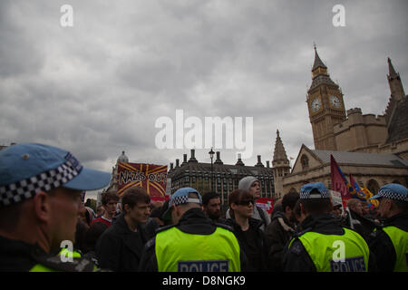 London, UK. 1. Juni 2013.  Antifaschistische Demonstranten sammeln außerhalb des Parlaments zu Protesten und Block einen Marsch durch die British National Party-Anhänger. Bildnachweis: Nelson Pereira/Alamy Live News Stockfoto