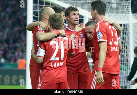 Berlin, Deutschland. 1. Juni 2013. München Mario Gomez (R-L) feiert mit Thomas Mueller, Javi Martinez, Philipp Lahm, Franck Ribery und Arjen Robben nach seinem Tor 2: 0 der deutschen DFB Pokal Finale Soccerh zwischen FC Bayern München und VfB Stuttgart im Olympiastadion in Berlin, Deutschland, 1. Juni 2013. Foto: Maurizio Gambarini/Dpaf-Time) .ther Nutzung und Veröffentlichung des Bildes Stockfoto