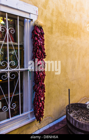 Rote Paprika durch Fenster in Albuquerque, New Mexico Stockfoto