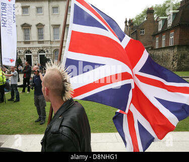 London, UK. 1. Juni 2013. BNP-Demonstrant warten auf den Marsch zu starten, halten ein Anschluß-Markierungsfahne. Der Marsch wurde von einer großen Gruppe von antifaschistischen Demonstranten Credit gestoppt: Mario Mitsis / Alamy Live News Stockfoto