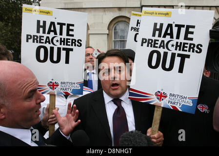 London, UK. 1. Juni 2013. Nick Griffin, Leiter der British National Party, eine Demonstration nutzen, der Tod von Lee Rigby aber der BNP-Marsch wurde von einer großen Gruppe von antifaschistischen Demonstranten Credit gestoppt: Mario Mitsis / Alamy Live News Stockfoto