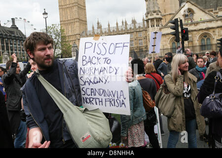 London, UK. 1. Juni 2013. antifaschistischer Demonstrant hält ein Plakat Marsch BNP gestoppt wurde von einer großen Gruppe von antifaschistischen Demonstranten Credit: Mario Mitsis / Alamy Live News Stockfoto