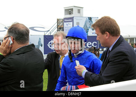 Epsom Downs Surrey UK. 1. Juni 2013. Derby-Tag 2013 in Epsom, gesponsert von Investec. Jockey Kevin Manning gibt ein Interview nach Beendigung zuletzt auf Rennen Favorit Dawn Approach bei Großbritanniens das höchstdotierte Pferderennen und die renommiertesten des Landes fünf Klassiker. Die Derby-Renndistanz ist 1m 4f 10y (2.423 m), es ist ein flaches Pferd Rennen offen für drei-jährigen Vollblut Hengst- und Stutfohlen. In diesem Jahr gewann durch Nr. 12 Herrscher der Welt von Aidan O'Brien, ausgebildet von Ryan Moore geritten. Bildnachweis: Jubilee Bilder/Alamy Live-Nachrichten Stockfoto