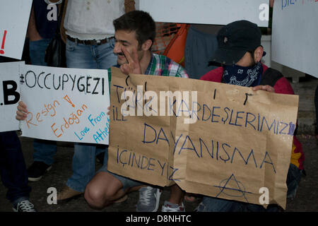 Athen, Griechenland, 1. Juni 2013. Türken protestieren vor ihrer Botschaft gegen die jüngsten Repressionen in der Türkei. Männer und Frauen statt Anti-Regierungs-Plakate und riefen Slogans gegen die türkische Regierung und Medien. Bildnachweis: Nikolas Georgiou / Alamy Live News Stockfoto