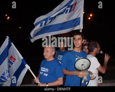 Jerusalem, Israel. 1. Juni 2013. Ein paar Dutzend Demonstranten marschieren zum Kikar Paris Square in der Nähe von PM Netanyahu Residenz fordern sozialen Gerechtigkeit und fordert Netanjahu zum Rücktritt, ausgelöst durch eine Erhöhung der Mehrwertsteuer auf 18 Prozent fällig um Mitternacht. Jerusalem, Israel. 1. Juni 2013.  Bundesweite Proteste fordern umfassende Änderung der Prioritäten der Regierung in Jerusalem, Tel Aviv, Haifa und Beersheba stattfindet. Bildnachweis: Nir Alon/Alamy Live-Nachrichten Stockfoto