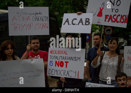 Athen, Griechenland, 1. Juni 2013. Türken protestieren vor ihrer Botschaft gegen die jüngsten Repressionen in der Türkei. Männer und Frauen statt Anti-Regierungs-Plakate und riefen Slogans gegen die türkische Regierung und Medien. Bildnachweis: Nikolas Georgiou / Alamy Live News Stockfoto