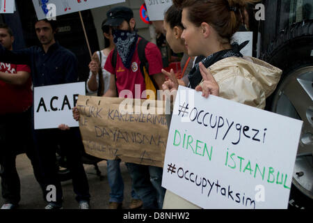 Athen, Griechenland, 1. Juni 2013. Türken protestieren vor ihrer Botschaft gegen die jüngsten Repressionen in der Türkei. Männer und Frauen statt Anti-Regierungs-Plakate und riefen Slogans gegen die türkische Regierung und Medien. Bildnachweis: Nikolas Georgiou / Alamy Live News Stockfoto