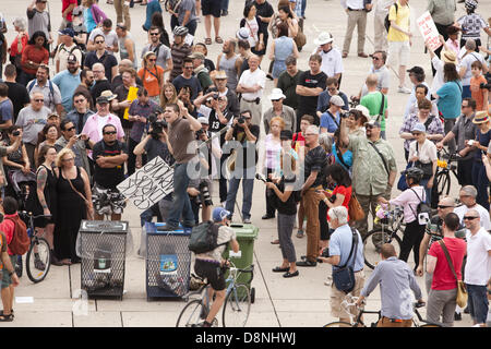 Toronto, Kanada. 1. Juni 2013. Demonstranten versammelten sich vor Toronto City Hall und forderte Bürgermeister Rob Ford Büro wegen video-Skandal 1. Juni 2013 in Toronto, Kanada verlassen. Stockfoto