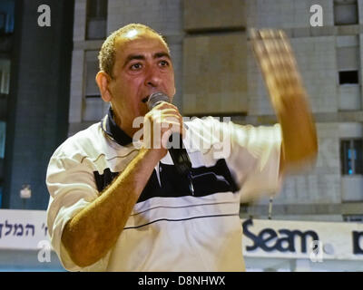 Jerusalem, Israel. 1. Juni 2013. Ein paar Dutzend Demonstranten marschieren zum Kikar Paris Square in der Nähe von PM Netanyahu Residenz fordern sozialen Gerechtigkeit und fordert Netanjahu zum Rücktritt, ausgelöst durch eine Erhöhung der Mehrwertsteuer auf 18 Prozent fällig um Mitternacht. Jerusalem, Israel. 1. Juni 2013.  Bundesweite Proteste fordern umfassende Änderung der Prioritäten der Regierung in Jerusalem, Tel Aviv, Haifa und Beersheba stattfindet. Bildnachweis: Nir Alon/Alamy Live-Nachrichten Stockfoto