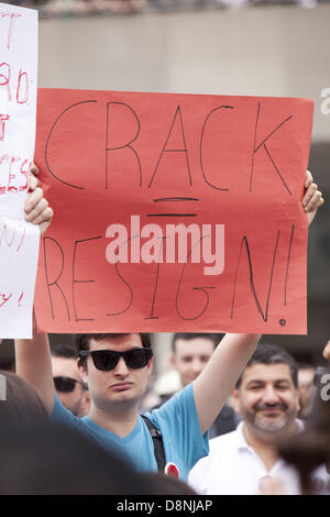 Toronto, Kanada. 1. Juni 2013. Demonstranten versammelten sich vor Toronto City Hall und forderte Bürgermeister Rob Ford durch video-Skandal zurücktreten, 1. Juni 2013 in Toronto, Kanada. Stockfoto