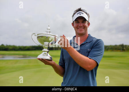 Punta Cana, Dominikanische Republik, USA. 1. Juni 2013. Die Dominikanische Republik von Cana Bay Golf Club geöffnet. Finaltag, 4. Runde.  Ryan Blaum (USA), Sieger mit dem Pokal Credit: Action Plus Sport Bilder/Alamy Live News Stockfoto