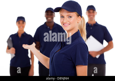 hübschen weiblichen technischen Service Arbeitnehmer präsentiert Team auf weiß Stockfoto