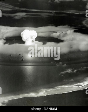 Atompilz mit Schiffen unter während Operation Crossroads Kernwaffen Tests auf Bikini Atoll Stockfoto