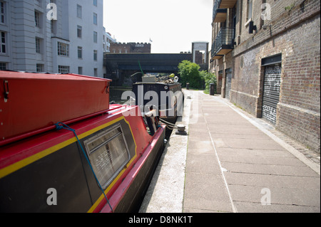 Narrowboats vertäut am Regents Kanal in Camden, London, England Stockfoto