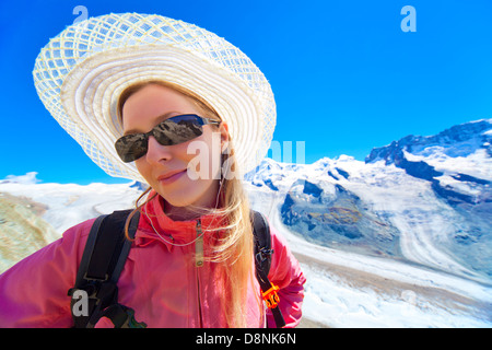 Lächelnde junge Frau auf Berge Hintergrund. Stockfoto