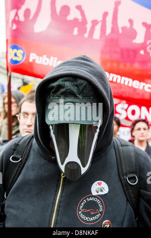 London, UK. 1. Juni 2013. Eine kleine Gruppe von der BNP versuchen, um nach der Schließung von Moscheen und der Deportation der radikalen geistlichen Fragen zu marschieren.  Ihre geplante Route nach Whitehall war aber von linken Demonstranten außerhalb der Häuser des Parlaments blockiert werden.  Am Ende kommt ein Protest von Tierliebhaber, zur Unterstützung der Dachs und gegen sie wird getötet, mit der Anti-faschistischen Gruppe durcheinander. Westminster, London, UK. © Guy Bell/Alamy Live-Nachrichten Stockfoto