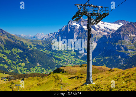 Seilbahn in Schweizer Alpen im Sommer. Stockfoto