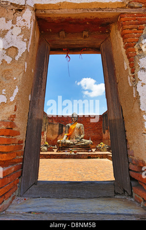 Buddha-Statue in den Fensterrahmen, Wat Lokayasutharam, Ayutthaya, Thailand Stockfoto