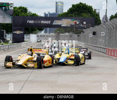 Detroit, USA. 1. Juni 2013.  Ryan Hunter-Reay führt während eines Neustarts in Rennen 1 auf dem Raceway im Belle Isle Park am 1. Juni 2013 in Detroit, MI. Tom Turrill/CSM/Alamy Live News Stockfoto