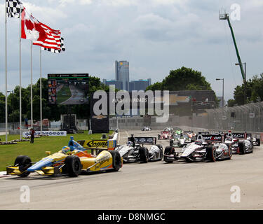 Detroit, USA. 1. Juni 2013.  Mike Conway (18) (Lt) führt während der Rennen 1 auf dem Raceway im Belle Isle Park am 1. Juni 2013 in Detroit, MI. Tom Turrill/CSM/Alamy Live News Stockfoto