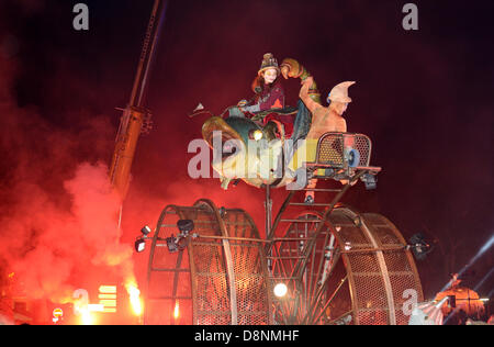 Marseille, Frankreich. 1. Juni 2013. Aix-en-Marseille europäische Stadt der Kultur 2013 La Rotonde Concerto Céleste Transe Express Show mit Karneval Float und Hexe in Fische-Skorpion Float Aix-en-Provence Credit: Chris Hellier/Alamy Live-Nachrichten Stockfoto